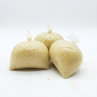 Attiéké chaud - semoule de manioc cuite à la vapeur - vendu en portion de 250g